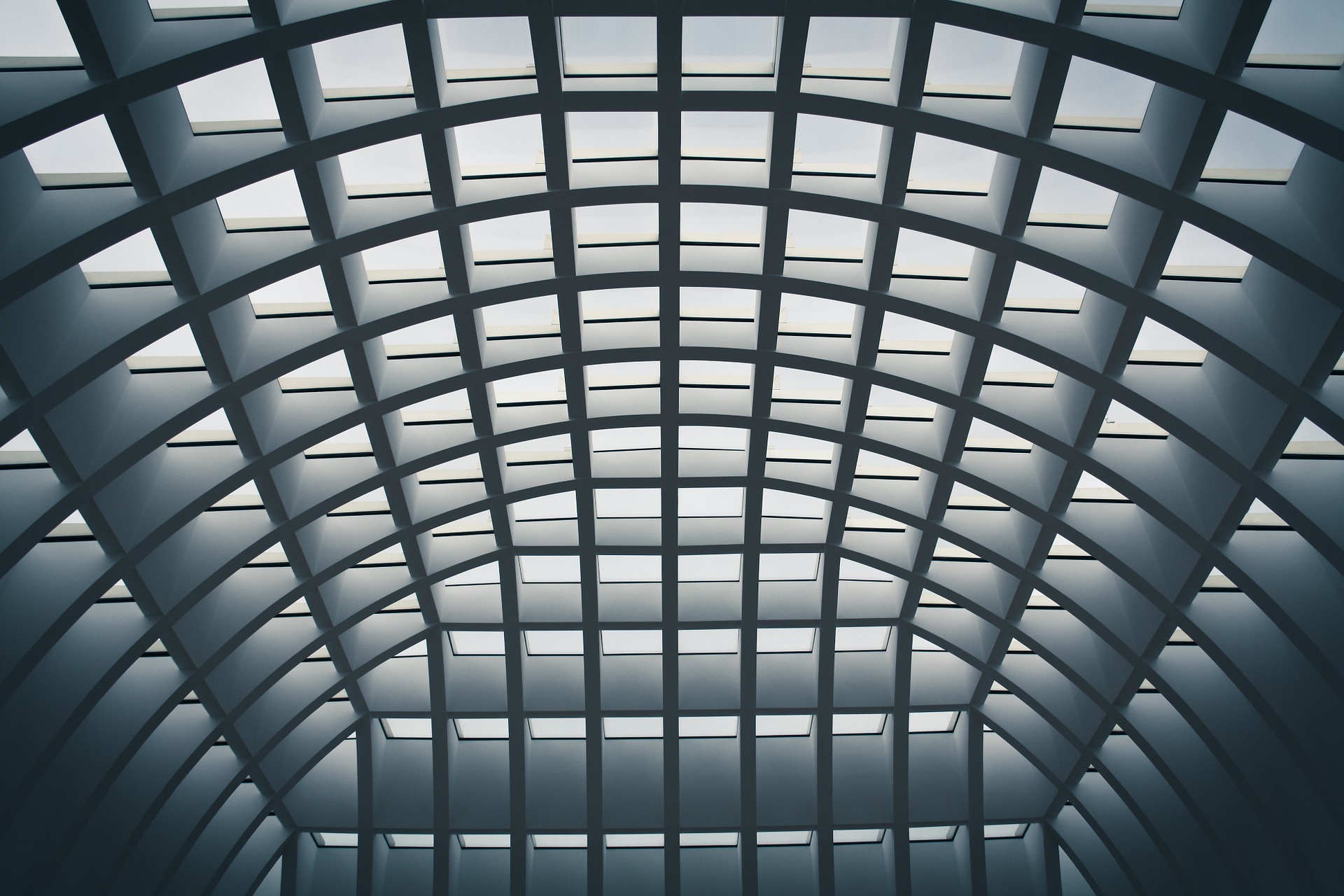 An arching glass and steelconstruction ceiling.