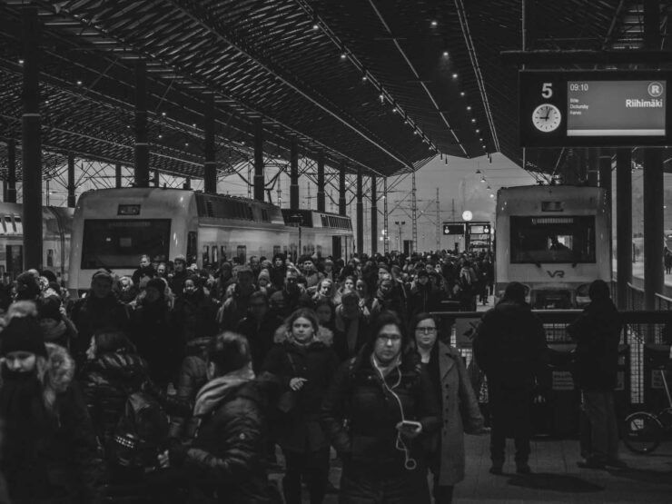 Crowded Helsinki Central Railway Station. Photo: Tapio Haaja (Unsplash).